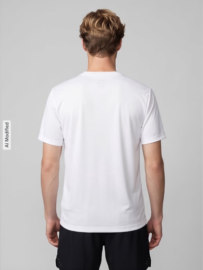 Männermodel trägt białe Regular Fit Sport-T-Shirt mit Logo-Print von Nike, Herren Sport-T-Shirt von Nike Training, Ganzkörperansicht Rückansicht, KI-modifiziertes Bild.