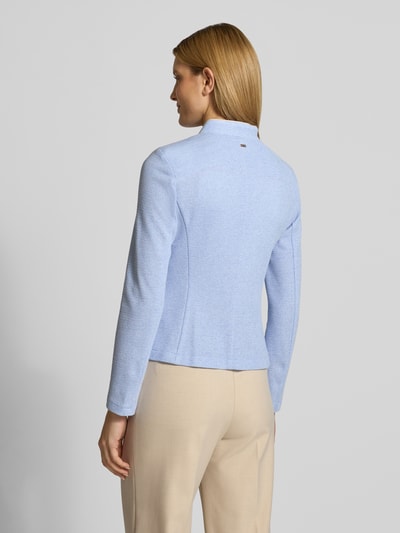 Männermodel trägt Blazer mit Stehkragen und Brusttasche von WHITE LABEL, jasnoniebieski, mieszanka materiałów z dodatkiem wiskozy, taliowany krój, listwa guzikowa, naszywana brustasza, naszywane wpuszczane kieszenie, długość tyłu w rozmiarze 36: 55 cm, szerokość w rozmiarze 36: 44 cm, długość rękawów w rozmiarze 36: 62 cm, widok całej sylwetki z tyłu.