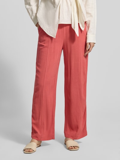Frauenmodel trägt Stoffhose aus Viskose-Leinen-Mix mit elastischem Bund von Jake*s Casual in Koralle, Relaxed Fit, Nahaufnahme Unterkörper.