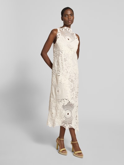 Frauenmodel trägt Midikleid aus Häkelspitze mit blickdichtem Unterkleid von Copenhagen Muse, Reine Baumwolle, Straight Fit, cremefarben, Ganzkörperansicht von vorne. Rückenlänge bei Größe S: 135 cm, Brustweite bei Größe S: 46 cm, Modell CRYSTAL.