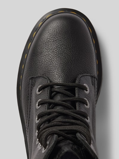 Produktfoto, Stiefel aus echtem Leder Modell 'Jadon' von Dr. Martens, czarna struktura skóry, detal z logo, profilowana podeszwa, zaokrąglony czubek, wysokość obcasa 5 cm, wysokość cholewki 17 cm, szerokość w rozmiarze 40: 11 cm