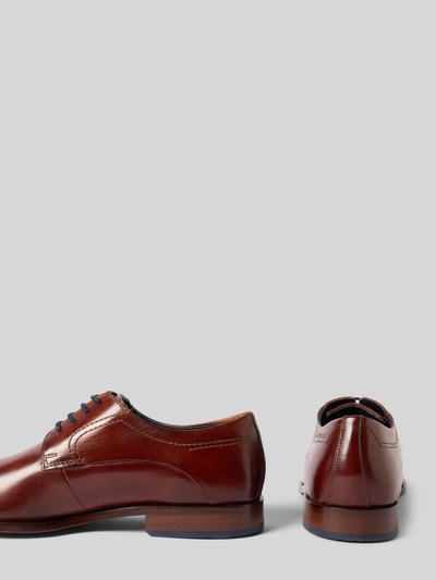 Produktfoto, Derby aus Leder mit Schnürung Modell 'Milko' von Bugatti in Braun mit abgerundete Spitze, Label-Detail, Absatzhöhe 2 cm, Schafthöhe 7 cm, Schaftweite 11 cm, Echtleder, glatte Oberfläche
