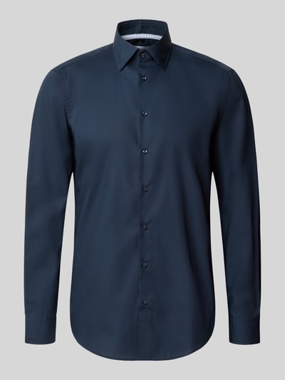 Produktfoto, Regular Fit Business-Hemd aus reiner Baumwolle von Christian Berg Men in Dunkelblau, Kentkragen, glatte Struktur, Frontansicht, reine Baumwolle, Knopfleiste, Rückenlänge 78 cm, Schulterbreite 48 cm, Ärmellänge 66 cm