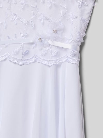 Mädchen trägt Knielanges Kleid mit Rundhalsausschnitt von Weise, taliowany krój, długość do kolan, wszyty zamek błyskawiczny, halka pod spódnicę, góra z haftem, białe odcienie, detailaufnahme.