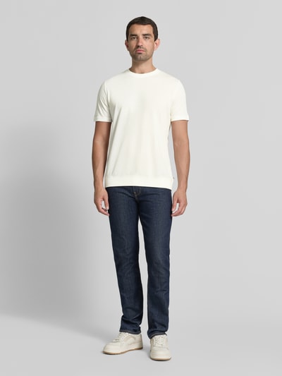 Męski model nosi Regular Fit T-Shirt aus Baumwoll-Mix von s.Oliver RED LABEL, kolor biały, gładka faktura, Ganzkörperansicht von vorne.