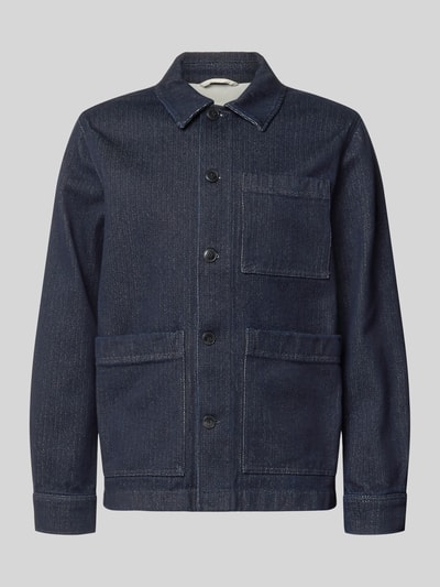 Produktfoto, Regular Fit Jacke aus reiner Baumwolle von Closed, kolor granatowy, faktura dżinsu, kieszenie naszywane, zapięcie na guziki, krój regular fit, długość tyłu w rozmiarze M 64 cm, szerokość ramion w rozmiarze M 48 cm, długość rękawa w rozmiarze M 66 cm