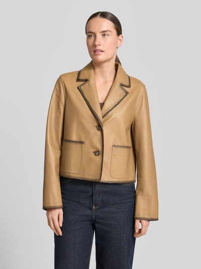 Frauenmodel trägt Lederjacke aus Lammnappa mit Reverskragen von Luisa Cerano, Regular-Fit, Knopfverschluss, AufgesetzteTaschen, beige-braune Töne, weiche glatte Textur, Ganzkörperansicht von vorne.