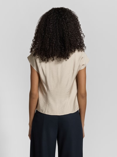 Frauenmodel trägt Drapiertes Blusentop aus Modal-Mix von Jake*s Collection in Beige mit Drapierungen, Kappärmel, Regular-Fit, Ganzkörperansicht Rückansicht. Rückenlänge bei Größe 36: 58 cm.