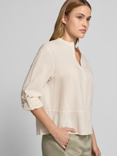 Frauenmodel trägt Regular Fit Bluse mit V-Ausschnitt Modell 'Feleen' von OPUS aus Baumwoll-Mix mit Leinen-Anteil, Nahaufnahme Oberkörper.