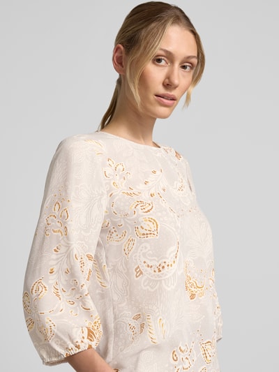 Vrouwenmodel draagt Regular Fit Bluse met Allover-Paisley-Print van COMMA, lichte stof met geel-wit patroon, 3/4-mouw, Nahaufnahme bovenlichaam.