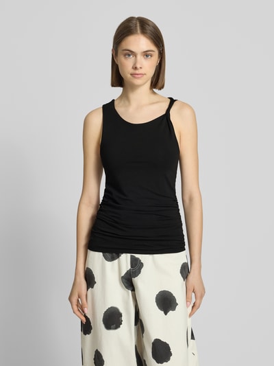 Frauenmodel trägt Trägertop mit Knotendetail Modell 'KIA' von Topshop in Schwarz, Slim-Fit, aus Baumwoll-Elasthan-Mix, Ganzkörperansicht von vorne.