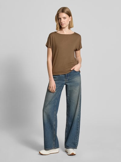 Frauenmodel trägt Relaxed Fit T-Shirt aus Viskose-Mix von s.Oliver RED LABEL, efekt: jednolity kolor, krój relaxed fit, okrągły dekolt, krótki rękaw, wykończenie materiału: dżersej, mieszanka wiskozy, damski t-shirt; Ganzkörperansicht von vorne