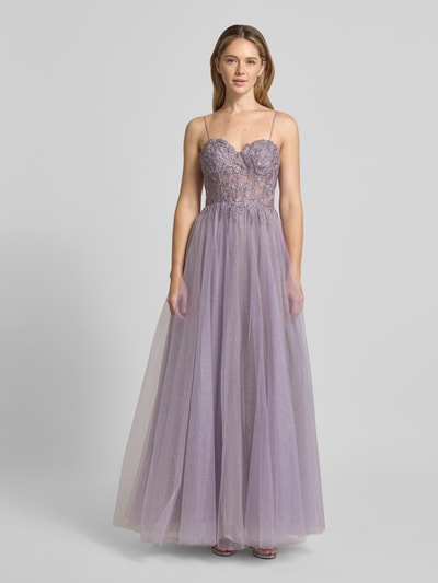 Vrouwenmodel draagt Regular Fit Abendkleid mit Glitzer-Mesh van Laona in lila met florale kant en sierdetails, spaghetti-bandjes, getailleerd, mesh textuur, voorkant volledige lichaamsweergave.