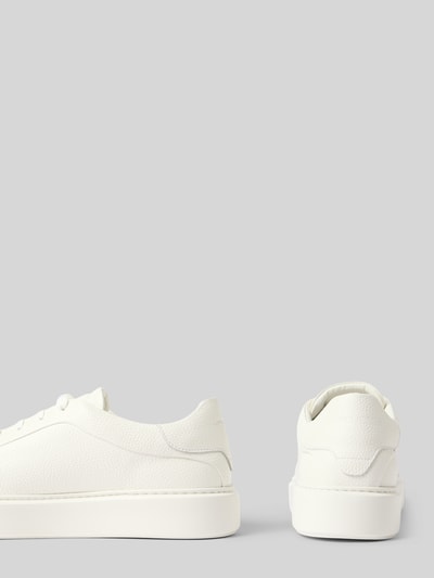 Produktfoto, biały Sneaker aus Leder mit Label-Detail Modell 'ARTEM' von Antony Morato, zaokrąglony nosek, tekstura skóry, kontekst: męski sneaker, skóra naturalna, sznurowane, wysokość obcasa 4 cm, wysokość cholewki 8 cm, szerokość cholewki 7 cm.