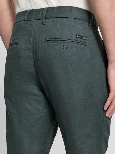 Männermodel trägt Tapered Leinenhose mit Gürtelschlaufen Modell 'OSBY JOGGER' von Marc O'Polo, Optik: Unifarben, Material: Leinen, Detailaufnahme Rückansicht.