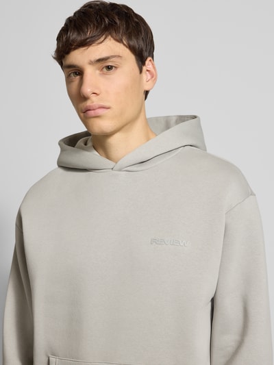 REVIEW Hoodie mit Label-Print Hellgrau 3