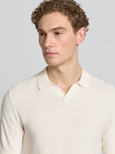 Männermodel trägt Slim Fit Poloshirt mit Viskose-Anteil von Roy Robson in Strick-Optik, Strukturmuster, cremefarben, Nahaufnahme Oberkörper. Baumwoll-Mix, Kurzärmelig, elastische Abschlüsse, Rückenlänge 67 cm, Ärmellänge 27 cm, Größe M.