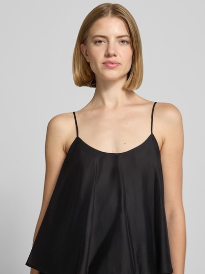 Frauenmodel trägt Midikleid aus Lyocell-Mix im Stufen-Look von Jake*s, schwarze A-Linie mit Spaghettiträgern, Nahaufnahme Oberkörper.