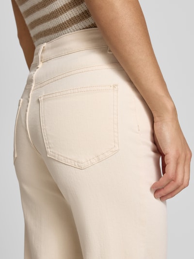 Frauenmodel trägt Wide Leg Jeans aus Baumwoll-Mix Modell 'MADISON' von Only in Optik: Unifarben, High-Waist-Stil, 5-Pocket-Design, Label-Patch, Materialverarbeitung: Denim, Passform: Wide-Leg, Detailaufnahme Rückansicht.