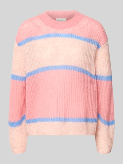 Produktfoto, Strickpullover aus Alpaka-Mix mit Rundhalsausschnitt von Closed, rosa mit blauen Streifen, grobe Textur, Relaxed Fit, Allover-Look