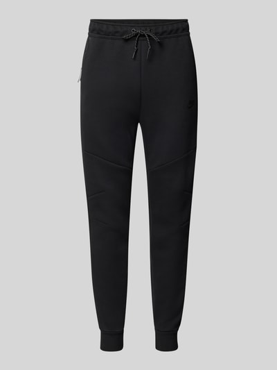 Produktfoto, schwarze Slim Fit Sweathose aus Baumwoll-Mix von Nike, glattes Material, schmale Passform, Herren Sweathose von Nike