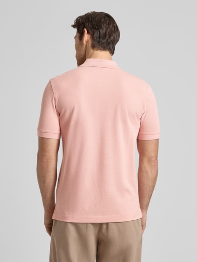Männermodel trägt Regular Fit Poloshirt aus reiner Baumwolle Modell 'PALLAS' von BOSS, Optik: Unifarben, Ganzkörperansicht Rückansicht.