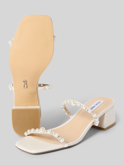 Produktfoto, Pantolette aus echtem Leder Modell 'Genessa' von Steve Madden, eckige Form, dünne Riemen mit Perlen und Ziersteinen, Blockabsatz, offene Ferse, glatte beige Sohle, Absatzhöhe 4 cm, neutraler Hintergrund
