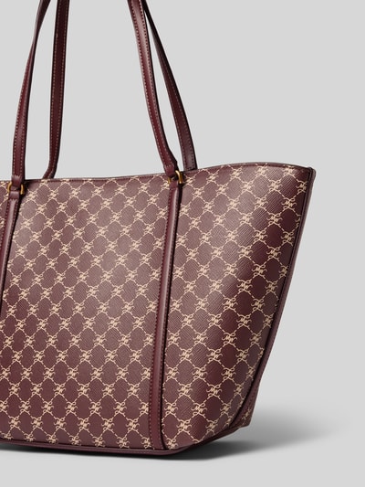 Produktfoto, Tote Bag mit Magnetverschluss Modell 'PORTA' von MANGO, Allover-Label-Print, bordeaux, strukturierte Oberfläche, schmale Schulterriemen