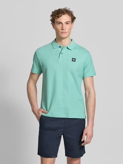 Männermodel trägt Regular Fit Poloshirt mit Label-Detail und Knopfleiste von Lerros, Reine Baumwolle, Rückenlänge 71 cm, Ganzkörperansicht von vorne.