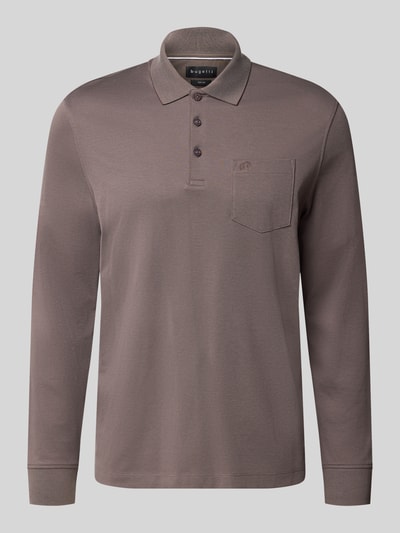 Produktfoto, Regular Fit Poloshirt aus Baumwoll-Mix mit Brusttasche von bugatti, Langarm, elastische Ärmelabschlüsse, dezentes Braun, glatte Textur