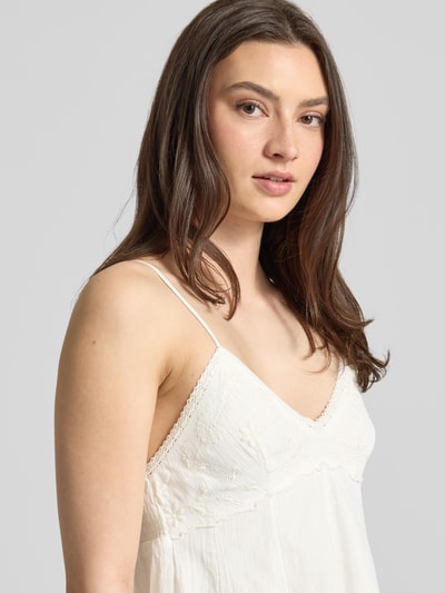 Frauenmodel trägt Minikleid aus reiner Baumwolle Modell 'PANOLA' von Only, Optik: Unifarben, Stickerei, Spaghettiträger, Nahaufnahme Oberkörper.