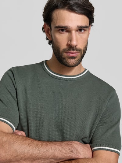 Männermodel trägt Regular Fit T-Shirt in Strick-Optik von Christian Berg Men, reine Baumwolle, Rundhalsausschnitt, Nahaufnahme Oberkörper.