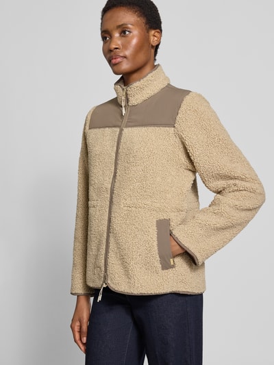 Frauenmodel trägt Fleecejacke mit Zweiwege-Reißverschluss Modell 'Elisa Eli' von MOS MOSH in Beige mit Stehkragen und Eingrifftaschen, Strukturmix aus weichem Fleece und glattem Stoffbesatz, Regular Fit, Ganzkörperansicht von vorne, Damen Fleecejacke mit Rückenlänge 58 cm, Schulterbreite 41 cm, Brustweite 48 cm, Ärmellänge 63 cm.