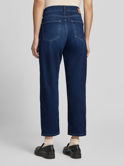 Frauenmodel trägt Barrel Jeans aus Baumwoll-Mix Modell 'Evy' von ANGELS in Dunkelblau, markante Nähte, Damen Barrel Jeans, Ganzkörperansicht Rückansicht.