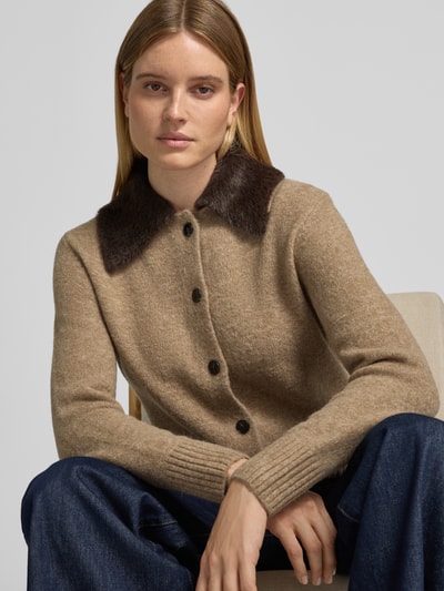Modelka kobieca nosi Strickjacke aus Wollmix mit Webpelzkragen Modell 'Dofur' od OPUS, melanżowy wzór, długi rękaw, ściągacze, kołnierz wykładany, pełna listwa guzikowa, materiał z mieszanki wełny, zbliżenie na górną część ciała.
