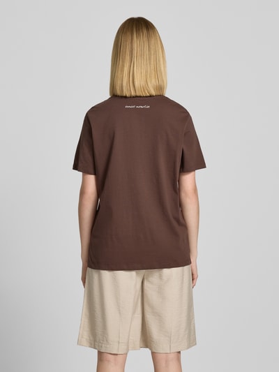 s.Oliver RED LABEL T-shirt o kroju relaxed fit z nadrukiem z przodu i ozdobnymi perełkami Czekoladowy 5