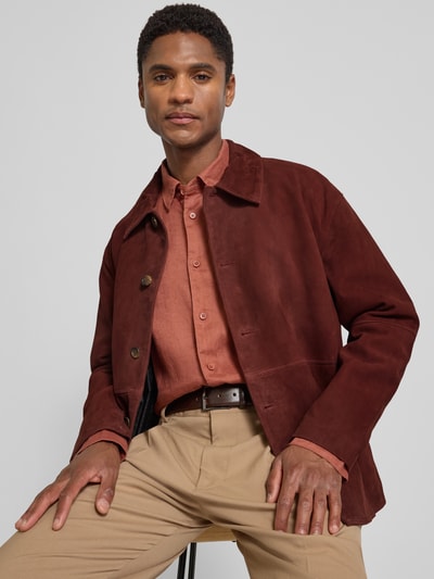 Männermodel trägt Regular Fit Lederjacke aus echtem Ziegenleder Modell 'RORY' von Selected Homme in warmem Braunton, Herren, Nahaufnahme Oberkörper.