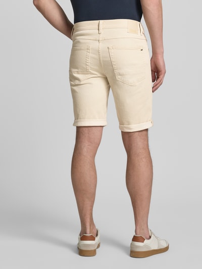 Männermodel trägt Regular Fit Jeansshorts aus Baumwoll-Mix von Brax, Optik: Unifarben, 5-Pocket-Design, Ganzkörperansicht Rückansicht.