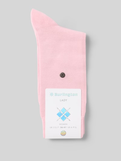 Produktfoto, Socken in unifarbenem Design Modell 'LADY' von Burlington in zartem Rosa mit elastischem Bund und Label-Detail, Damen Socken von Burlington, Baumwoll-Mix mit Stretch-Anteil, glatte Textur, schlichte Optik.