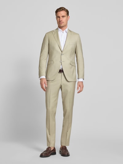 Männermodel trägt Sakko mit Pattentaschen und Reverskragen von Wilvorst in Beige, Schurwolle-Mix, Regular Fit, Ganzkörperansicht von vorne.