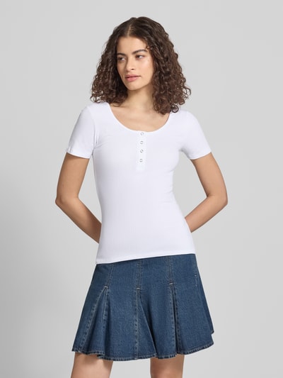 Vrouwenmodel draagt slim fit T-shirt uit katoenmix model 'KITTE' van Pieces, effen, ribstructuur, U-boothals, korte mouw, Henley. Vooraanzicht half totaal.