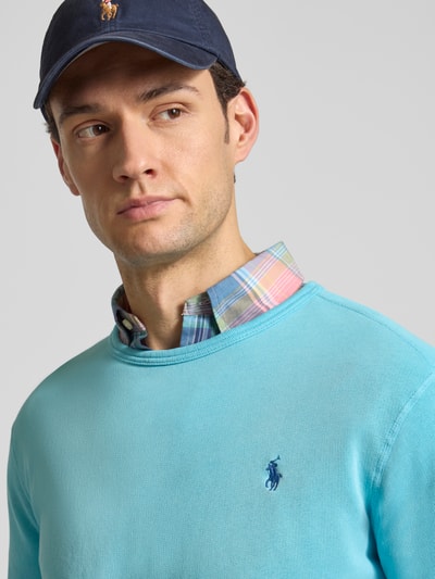 Männermodel trägt Regular Fit Sweatshirt aus Baumwoll-Mix von Polo Ralph Lauren in Uni-Optik mit Logo-Stitching, Nahaufnahme Oberkörper.