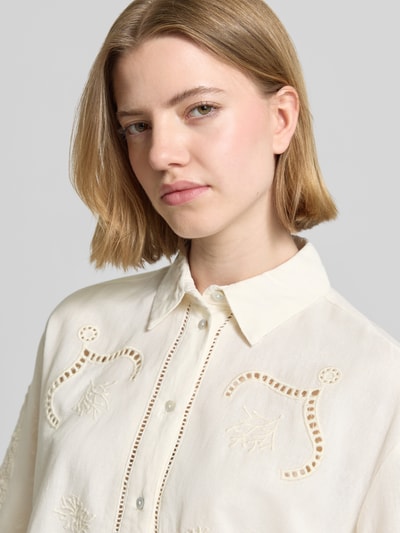 Frauenmodel trägt Bluse aus Leinen-Baumwoll-Mix mit Motiv-Stitching von Jake*s Casual, heller Stoff, gerader Schnitt, Nahaufnahme Oberkörper.