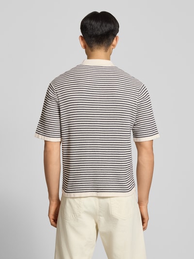 Männermodel trägt Regular Fit Freizeithemd mit 1/2-Arm von Jack & Jones aus Reine Baumwolle, cremefarben mit dunklen Streifen, Ganzkörperansicht Rückansicht.