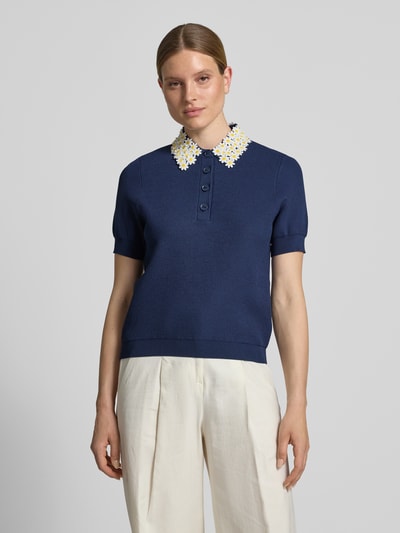 Frauenmodel trägt Regular Fit Poloshirt aus Viskose-Mix Modell 'JAMBER' von Essentiel Antwerp in Dunkelblau mit weißem Kragen, Nahaufnahme Oberkörper.