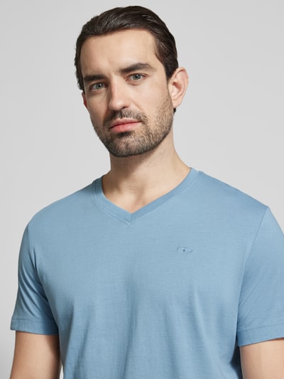 Männermodel trägt Regular Fit T-Shirt aus reiner Baumwolle von Tom Tailor, unifarben, Logo-Stitching, Nahaufnahme Oberkörper