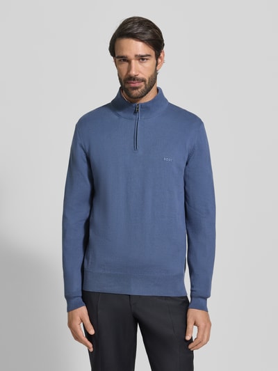 Męski model nosi Regular Fit Troyer aus reiner Baumwolle Modell 'PADRO-L' od BOSS w kolorze niebieskim, dzianina, z krótkim zamkiem i prążkowanymi wykończeniami, widok całej sylwetki z przodu.