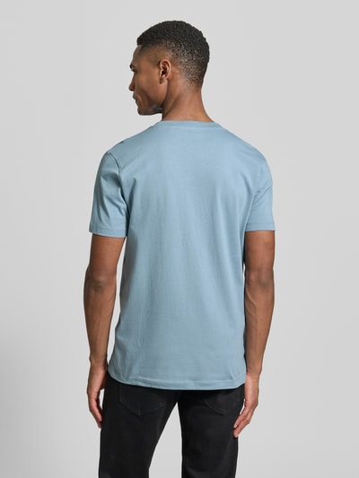 Männermodel draagt Regular Fit T-shirt uit puur katoen van Tom Tailor Denim, look: effen, fotoprint, opschrift, ronde hals, korte mouw, puur katoen. Ganzkörperansicht Rückansicht