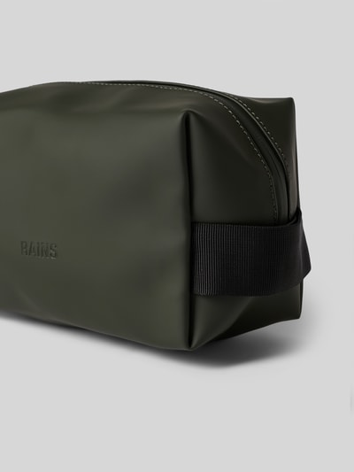 Produktfoto, Wash Bag mit Logo-Detail von Rains, olivgrün, rechteckige Form, glatte Oberfläche, Trageriemen, Steckfach und Reißverschluss, Maße: 20x14x11 cm, Schulterriemen 14 cm, Hauptfach und Innenfach sichtbar, neutrale Farbtöne, Kontext: Herren Wash Bag von Rains