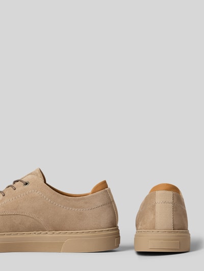 Produktfoto, Low Top Sneaker aus reinem Rindsleder von Marc O'Polo in unifarbenem Beige, runde Schuhspitze, flache Absatzform, Label-Prägung, strukturierte Sohle, Veloursleder-Optik
